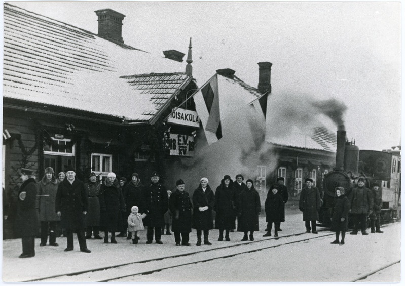 Raudteelased ja nende pereliikmed Eesti Vabariigi 15. aastapäeva puhul ehitud Mõisaküla jaamahoone ees, 1933