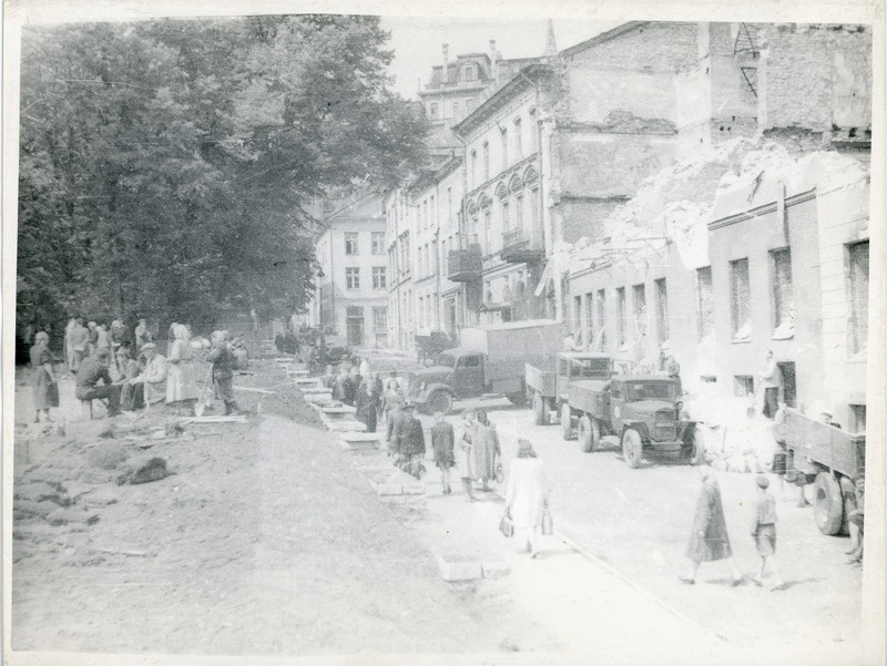 Raudteelased Tallinna taastamistöödel: vaade Nigliste tänavale, 1945