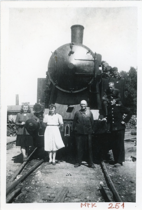 Seltskond auruveduri Mtk 251 ees Koplis, paremalt esimene vedurijuht, 1948