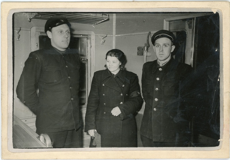 Elektrirongijuhi abi Arnold Küla, rongi brigadir ja juht Leo Nuut elektrirongi SR3 vagunis, 1950. aastate lõpp - 1960. aastate algus