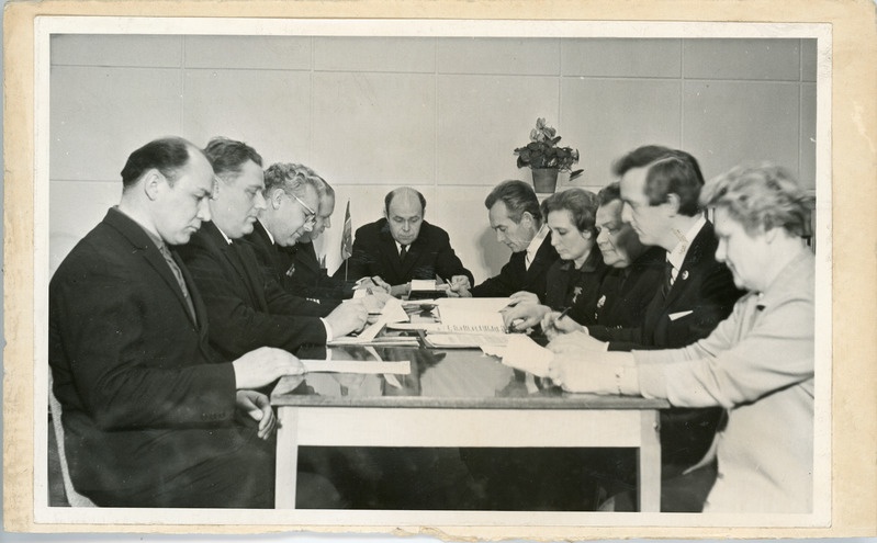 Eesti Raudteekonna Tööliste Ametiühingu Rajoonikomitee presiidium, laua otsas komitee esimees Heino Roosma, 1970