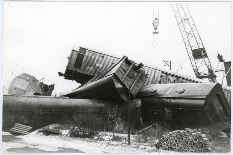 Õnnetus kaubarongiga Ülemistel: kaubavagunid avariipaigas üksteise otsas, kraana külmutusvagunit tõstmas, november 1987, foto: Aldo Siig