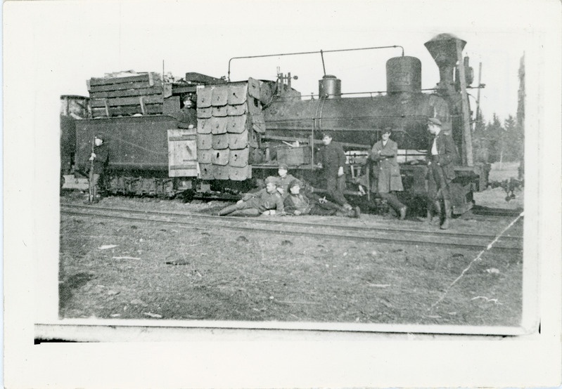 Metallkilpidega kaetud kabiiniga kitsarööpmeline auruvedur Vabadussõjas, 1919, repro