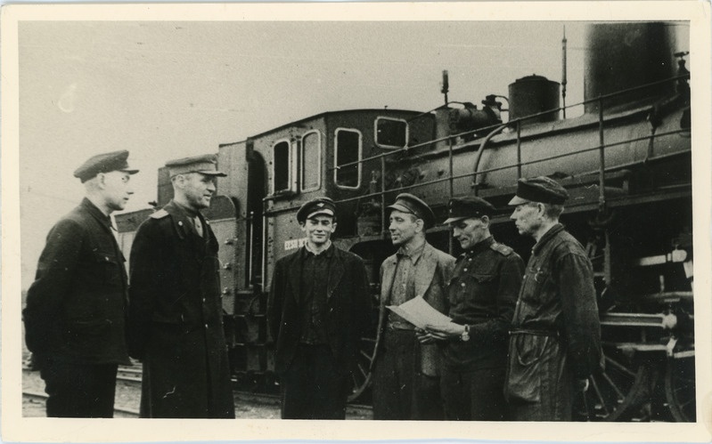 Auruveduri Ak 16 brigaadidele passi kätteandmine veduri valmisoleku kohta talviseks tööks, vasakult teine Tallinna veojaoskonna ülem direktor-polkovnik Boris Valner, 25. september 1946
