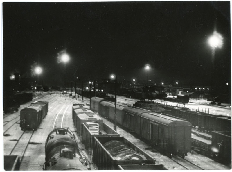 Ksenoonlampidega valgustatud Tallinna kaubajaam öösel, 20. detsember 1976, foto: Mihkel Ollino