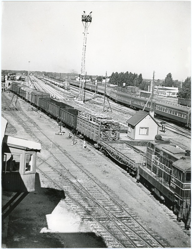 Tapa raudteejaam: vaade jaamateedele, esiplaanil kaubarong, 7. juuli 1975, foto: Mihkel Ollino