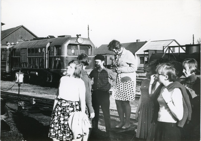 Türi tehnikumi õpilased Türi veduridepoos ekskursioonil, taamal mootorvedur TU2-005, ca 1965-1966