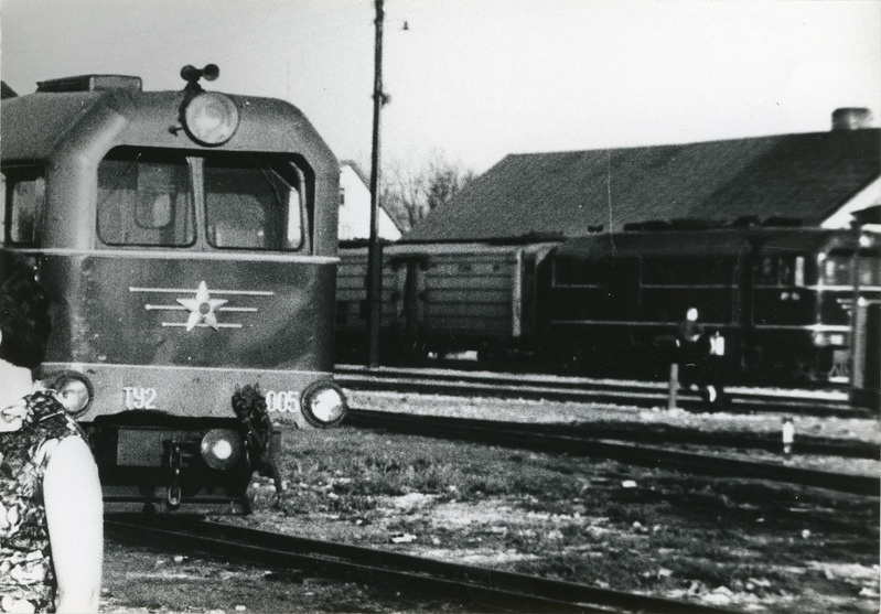 Türi veduridepoo õu, vasakul mootorvedur TU2-005, ca 1965-1966