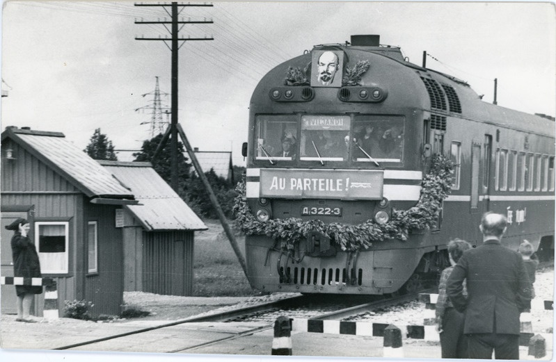 Tallinn-Viljandi laiarööpmelise raudtee avamine: ehitud diiselrong D1 322 raudteeülesõidukohal Viljandis, 5.juuli 1974