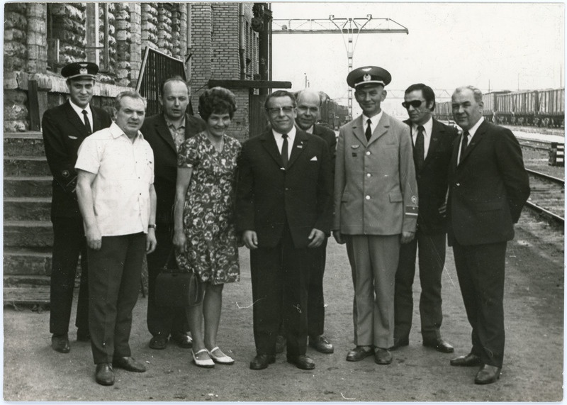 Ungari raudteelaste delegatsioon koos saatjatega Kopli kaubajaamas Tallinnas, paremalt kolmas on Tallinna jaamaülema asetäitja Kopli jaamas Elmar Tereping, 8. juuni 1972, foto: Mihkel Ollino
