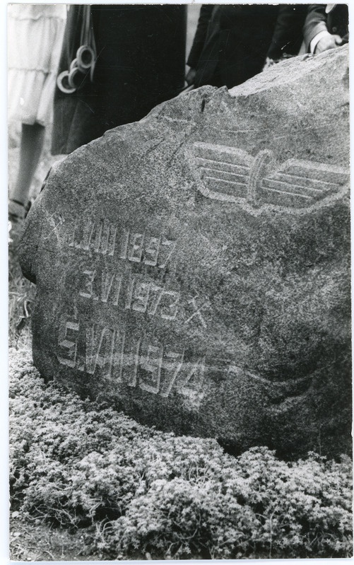 Vastavatud mälestuskivi kitsarööpmelisele raudteele Viljandi jaamas, 5. juuli 1984, foto: Lembit Kadalipp