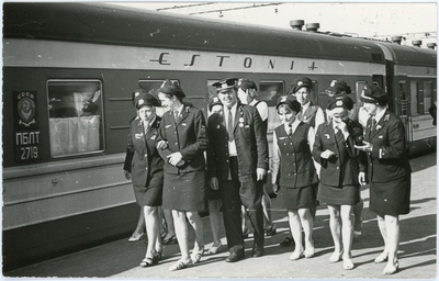 Esindusrongi Estonia noortebrigaad oma rongi kõrval perroonil, 1. juuli 1975, foto: Mihkel Ollino  similar photo