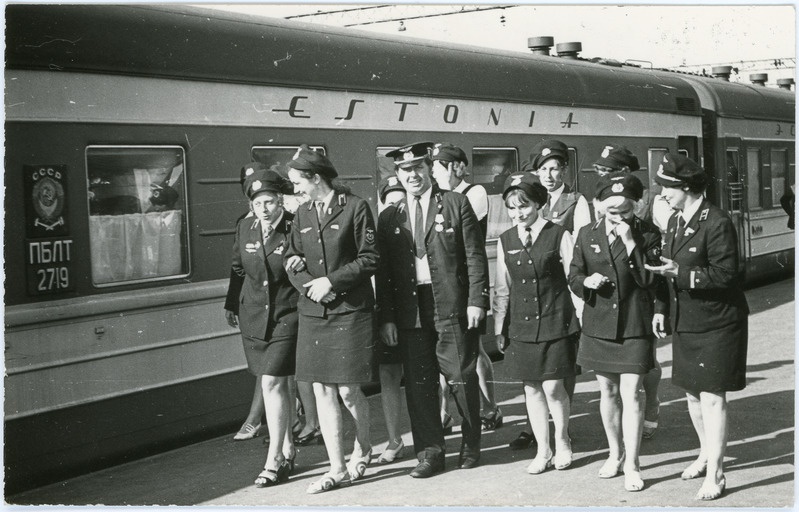Esindusrongi Estonia noortebrigaad oma rongi kõrval perroonil, 1. juuli 1975, foto: Mihkel Ollino