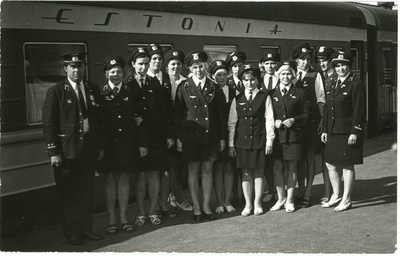 Esindusrongi Estonia noortebrigaad oma rongi juures, 1. juuli 1975, foto: Mihkel Ollino  similar photo