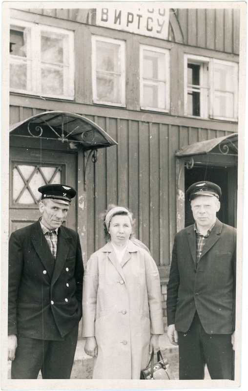 Raudteelased Virtsu jaamahoone ees Rapla-Virtsu raudtee sulgemisel, 31. mai 1968