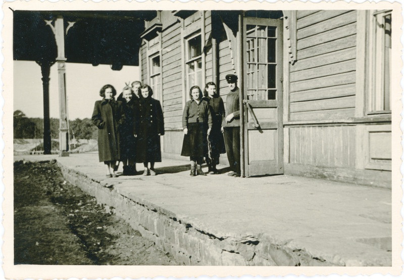 Raudteelased Haapsalu jaamahoone külgmise sissepääsu juures, 1950. aastad