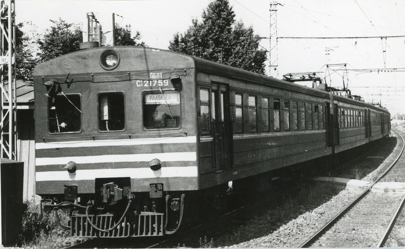 Elektrirong Sr3 Lilleküla peatusest väljumas, esiplaanil sektsioon 1759, 1978, foto: Ilmar Adamson