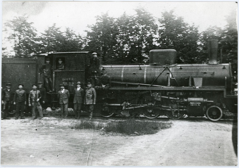 Kitsarööpmeline auruvedur Uk 82 Pärnus, raudteelased veduri ees ja peal, ca 1930