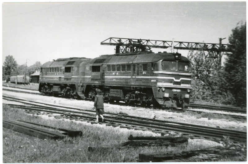 Kaksikvedur 2M62-0213 Haapsalu jaamas, mai 1986, foto: Ilmar Adamson