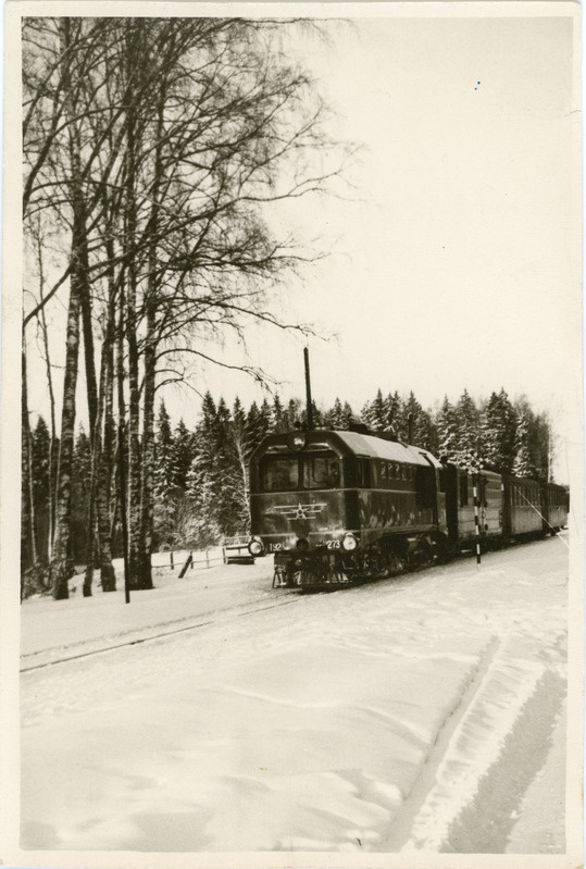 Kitsarööpmeline reisirong mootorveduriga TU2-273 lumises Loodi jaamas, 1960. aastad