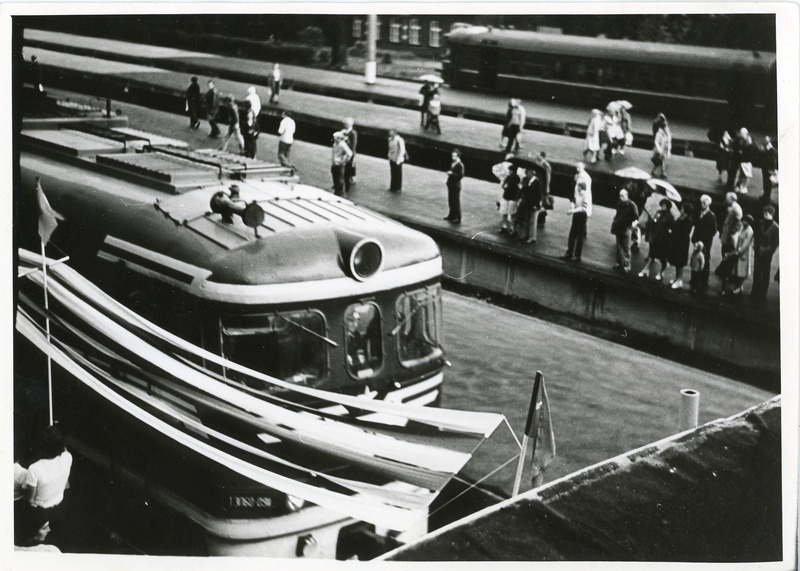 Olümpiatule toomine Tallinna: vaade perroonidele ja Moskva-Tallinn rongi mootorvedurile Balti jaamas, 19. juuli 1980, foto Mihkel Ollino