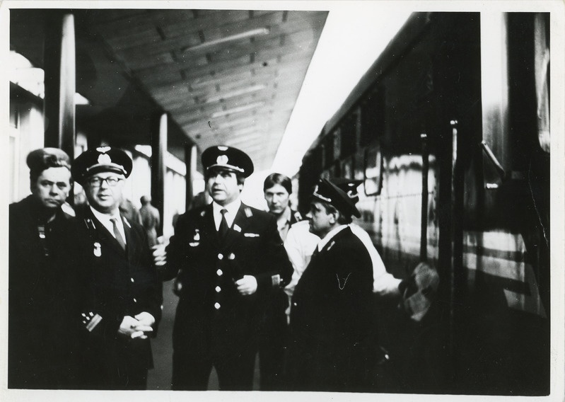 Olümpiatule toomine Tallinna: Eesti raudteekonna ülem Sergei Gladõšev Balti jaamas perroonil vestlushoos, 19. juuli 1980, foto Mihkel Ollino