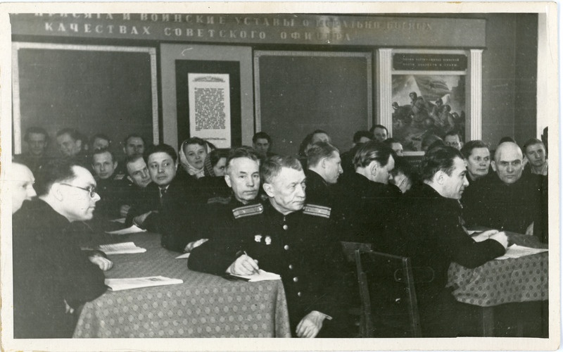 Balti Raudtee Tallinna raudteekonna tehnilis-majanduslik konverents: töö sektsioonis, esiplaanil keskel laua taga Skvoznikov, märts 1955