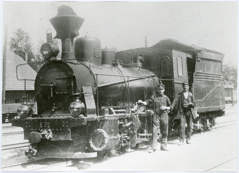 Kitsarööpmeline auruvedur E 72, vedurijuht Alev selle kõrval (paremalt esimene), 1930