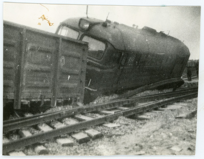 Avarii Harkus: kahjustatud raudtee ja  rööbastelt välja sõitnud mootorvedur M62-1286 poolvaguniga, 1970-1980. aastad