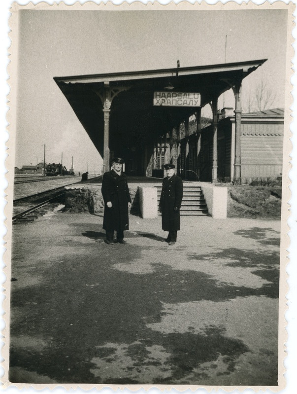 Raudteelased Haapsalu jaamas perrooni Tallinna poolse otsa ees, 1950.-1960. aastad