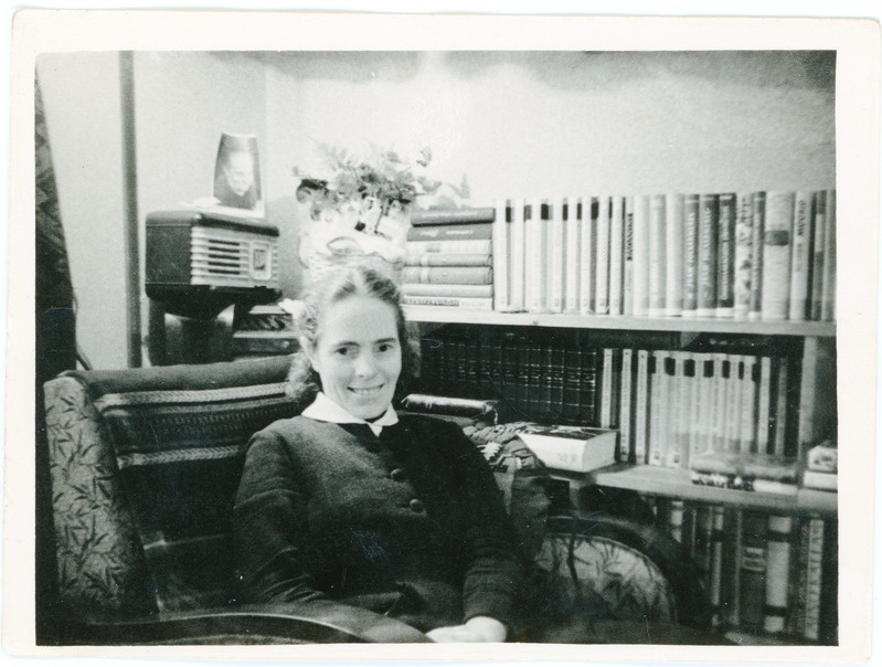 Haapsalu jaama pileti-pagasilaekur Lilli Kaasik oma kodus, 1950.-1960. aastad