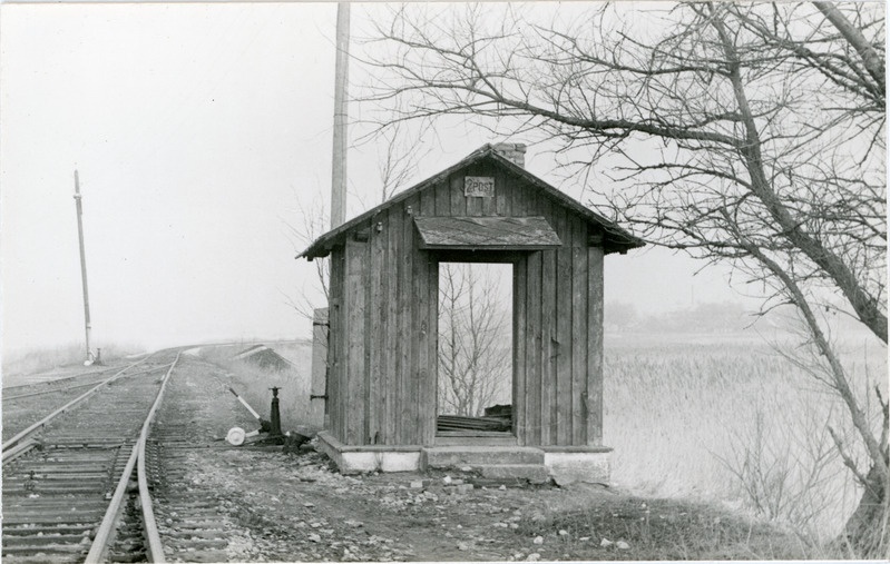 Vaade Haapsalu jaama pöörmepostile nr 2 ja selle lagunenud hoonele, 1980.- 1990. aastad