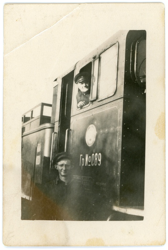 Kalju Mahlapuu kitsarööpmelise auruveduri Gr 089 juhikabiini juures, 1940. aastate lõpp
