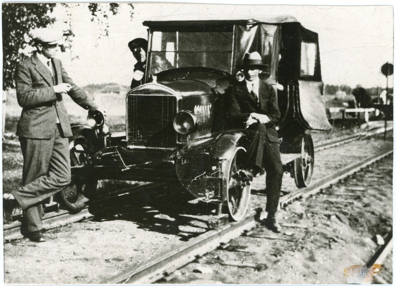 Teemeistrid autokere baasil ehitatud laiarööpmelise mootordresiini juures, 1920.-1930. aastad