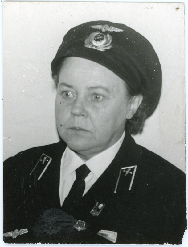 Suvises vormis esindusrongi Estonia vagunisaatja Elsa Verlik, 1970. aastad