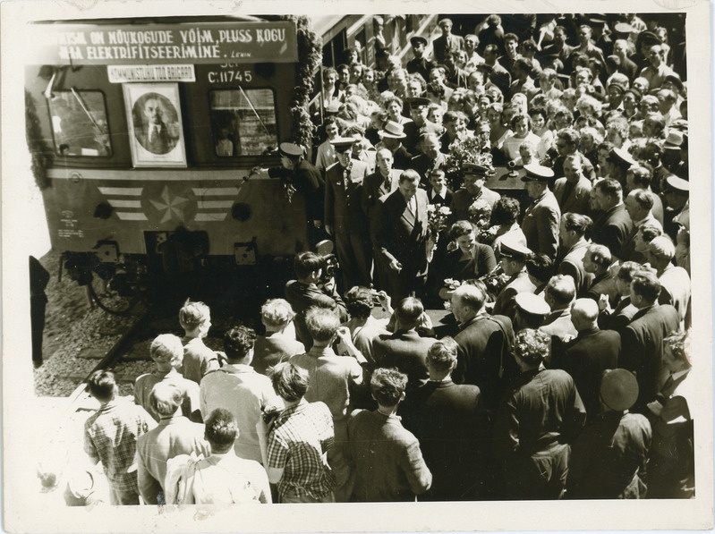 Klooga-Klooga-Rand elektriraudtee avamine: lindi läbilõikamise järgne hetk Klooga jaamas, 17. juuni 1960