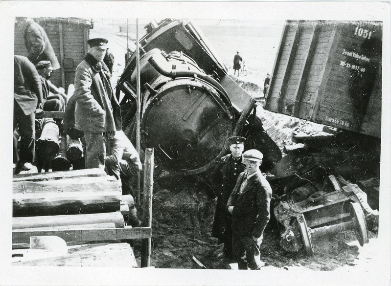 Rongiõnnetus Ollepa jaamas: vaade sündmuskohale ja Viljandist saabunud reisirongi küljeli vajunud auruvedurile Sk, 8. mai 1939