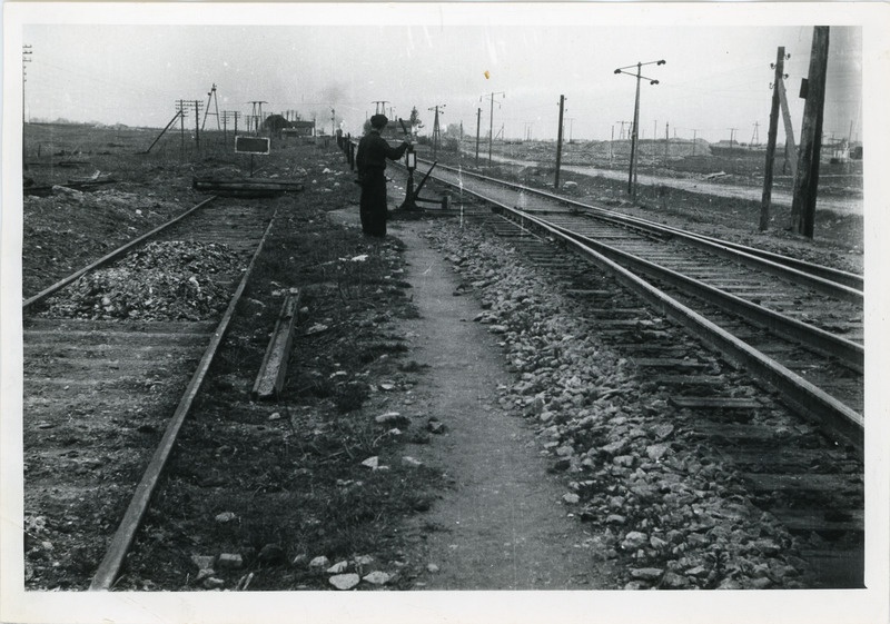 Signaallipuga korraldaja Olivere posti pöörangu juures Püssi-Kohtla raudteelõigul rongi ootel, 1951, foto: Lembit Kiisma