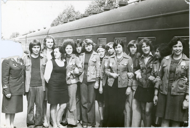 Tallinn-Moskva rongi 67/68 brigadiri Varvara Skopitsi käsutusse antud üliõpilasmaleva raudteerühm rongi kõrval, 1980. aastate algus