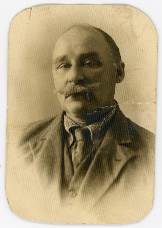 Mõisaküla raudteetöökodade vasevalaja Aleksander Aren, 1935, portreefoto