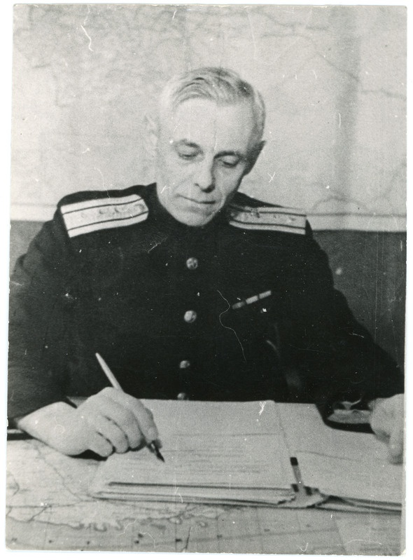 Eesti Raudtee ülema asetäitja kaadrite alal ja poliitosakonna ülem Pavel Timofejev kabinetis töötamas, 1940. aastate II pool