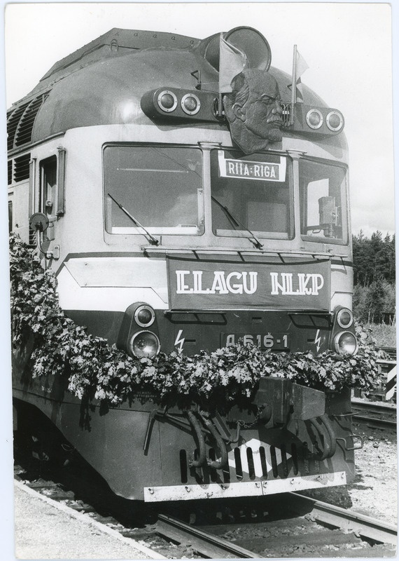 Tallinn-Pärnu-Riia reisirongiliikluse avamine: ehitud diiselrong D1-616 Mõisakülas, 17. juuli 1981, foto: Mart Randlane