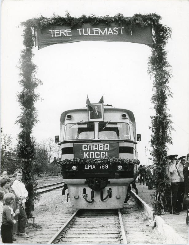 Tallinn-Pärnu-Riia reisirongiliikluse avamine: Riiast  saabunud ehitud diiselrong DR1A-189 Mõisaküla raudteejaamas, 17. juuli 1981, foto: Mart Randlane