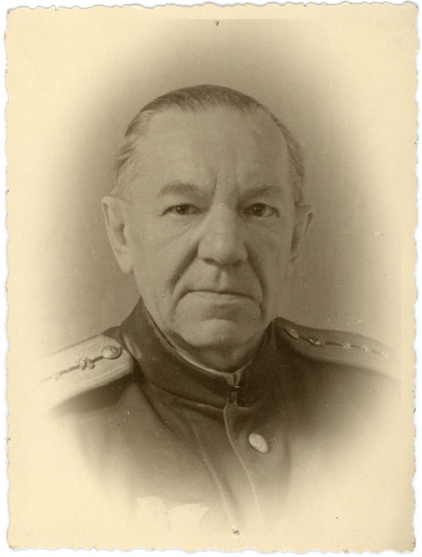 Eesti Raudtee finantsosakonna raamatupidaja, administratiivala insener-kapten Adamson, 1940. aastate II pool, portreefoto