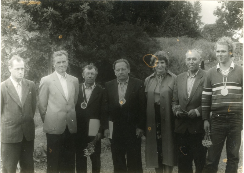Vello Aasa, Aldo Pikkpõld, Arno Halman, Ilmar Madissoo, Viljandi jaamakorraldaja Irina Lutško, Elmar Suviste ja Toivo Suviste kitsarööpmelise raudtee mälestusmärgi lähedal Viljandis, 1984