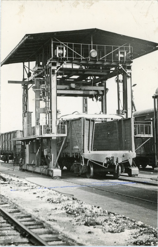 Poolvagunite remondikombain Donbass Tallinna jaamas töötamas, 1. juuli 1975, foto: Mihkel Ollino