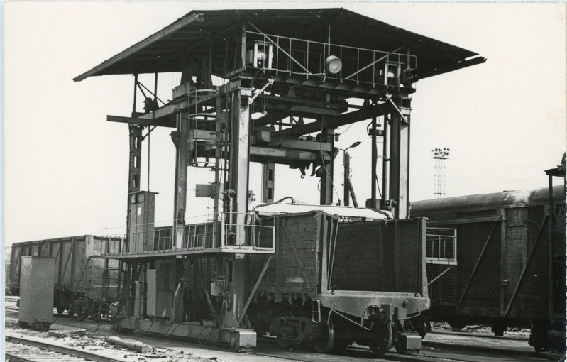 Poolvagunite remondikombain Donbass Tallinna jaamas töötamas, 1. juuli 1975, foto: Mihkel Ollino