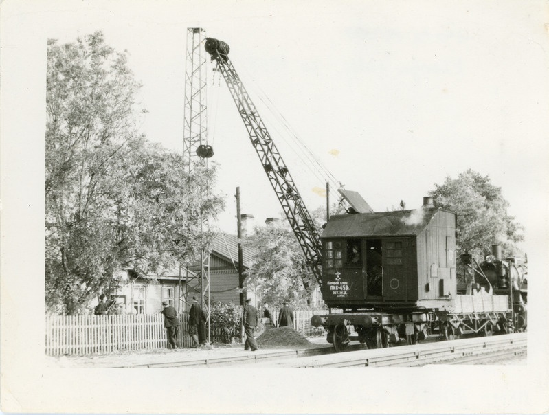 Metallmasti püstitmine Klooga jaamas, aurukraana PK6-459 töötamas, ca 1958