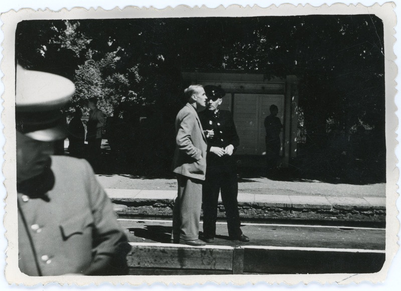 Klooga-Klooga-Rand elektriraudtee avamine: Tallinna elektridepoo ülem Leonid Olli Keila jaamas perroonil moorijuht Viktor Grišiniga vestlemas, 17. juuni 1960