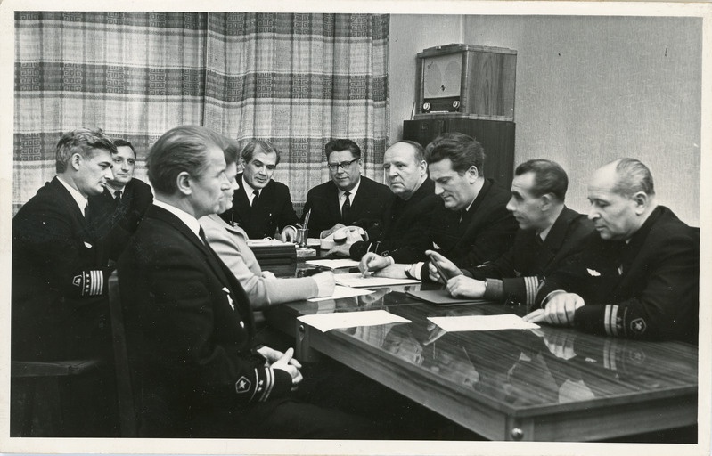 Balti Raudtee Eesti raudteekonna parteibüroo, keskel büroo sekretär M. Karpov, 1970